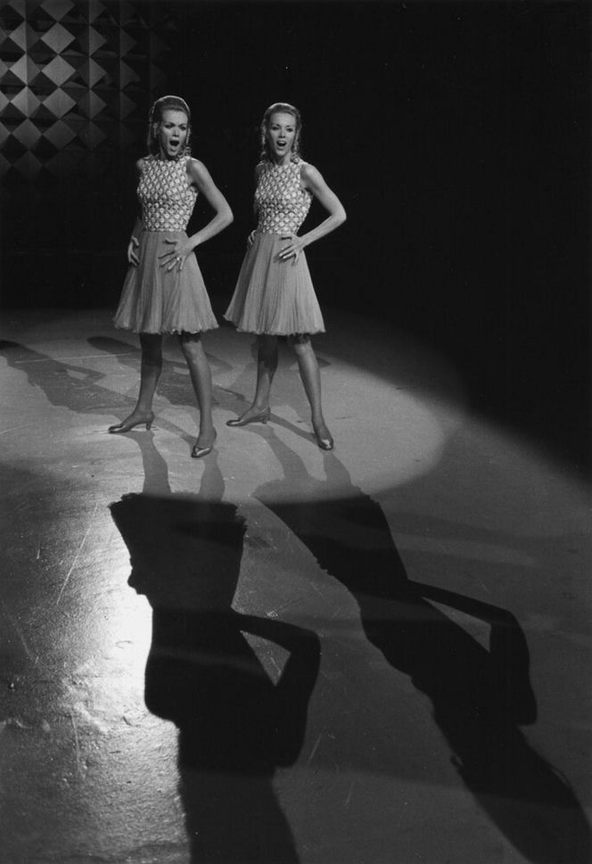 Słynne bliźniaczki nie żyją. "Zmarły razem w swoim domu tańcząc i śpiewając"