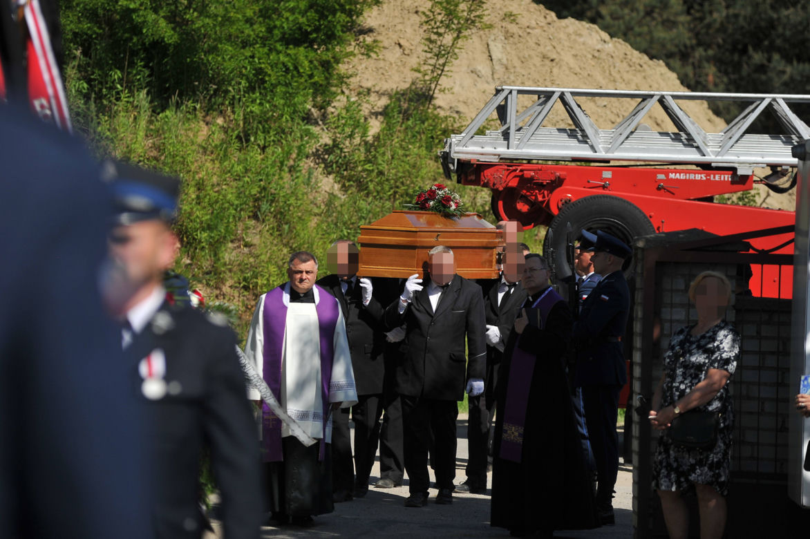 Policjant Arkadiusz zginął tragicznie.  Przez huk salwy na pogrzebie przedarł się łamiący serce szloch