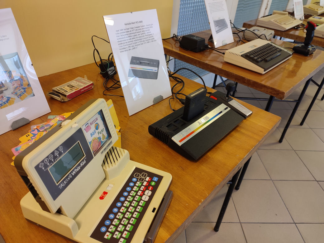 Wystawa retro komputerów w Bursie Międzyszkolnej w Lesznie