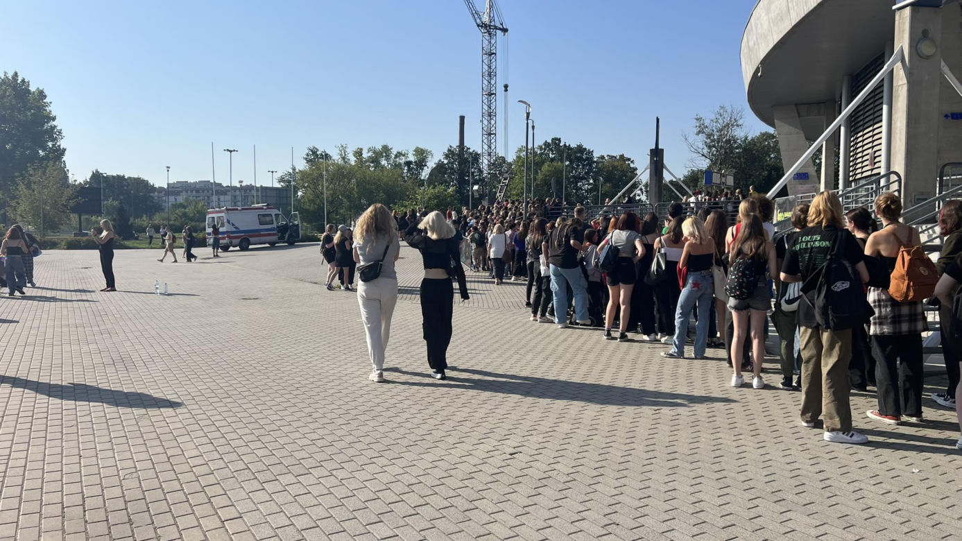 Tłumy pod Atlas Areną przed koncertem Louisa Tomlinsona. Fani pojawili się z samego rana!
