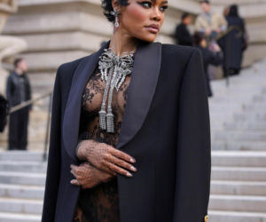 Klejnoty z Luwru znalezione na półnagiej piękności?! Jest jeden problem