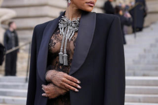 Klejnoty z Luwru znalezione na półnagiej piękności?! Jest jeden problem