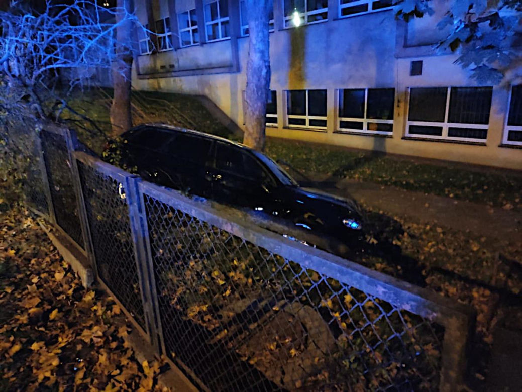 Zasnął za kierownicą i przejechał przez ogrodzenie do szkoły