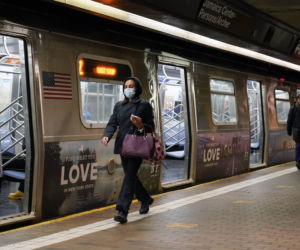 Szaleniec wepchnął przypadkową kobietę pod metro! 40-latka nie żyje