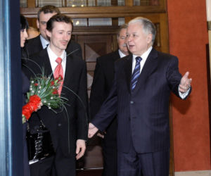 Lech Kaczyński i Jarosław Kaczyński na sportowych zdjęciach