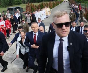 Prezydent RP Karol Nawrocki i pierwsza dama Marta Nawrocka podczas polowej mszy świętej na Polskim Cmentarzu Wojennym pod Monte Cassino
