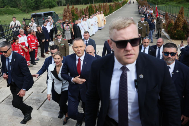 Prezydent RP Karol Nawrocki i pierwsza dama Marta Nawrocka podczas polowej mszy świętej na Polskim Cmentarzu Wojennym pod Monte Cassino