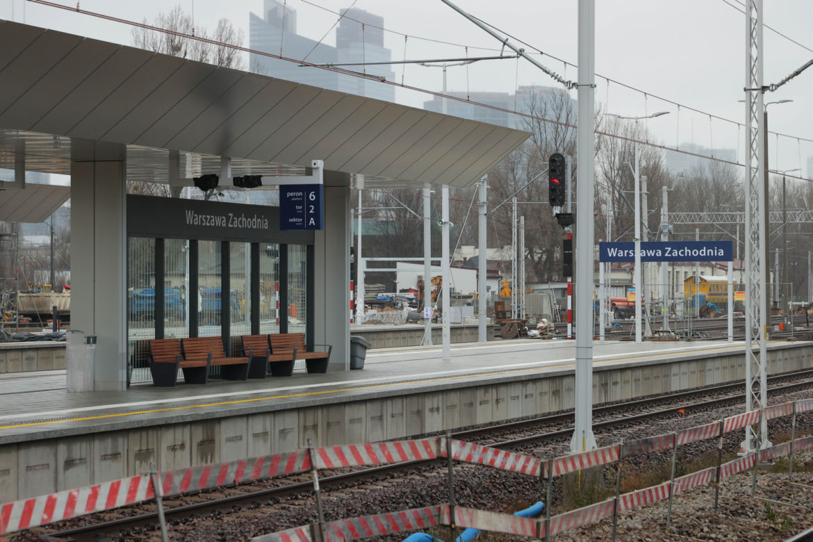Pierwszy pociąg wjechał na nowy peron na Warszawie Zachodniej. Inwestycja budzi zachwyt