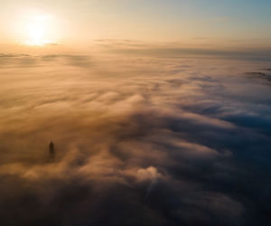 Wow! Ogromna mgła przykryła mazurskie miasteczko. Zobacz niesamowite fotografie