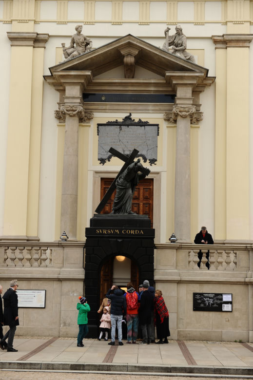 Przejmujące Groby Pańskie w Warszawie. Wielkanoc 2022