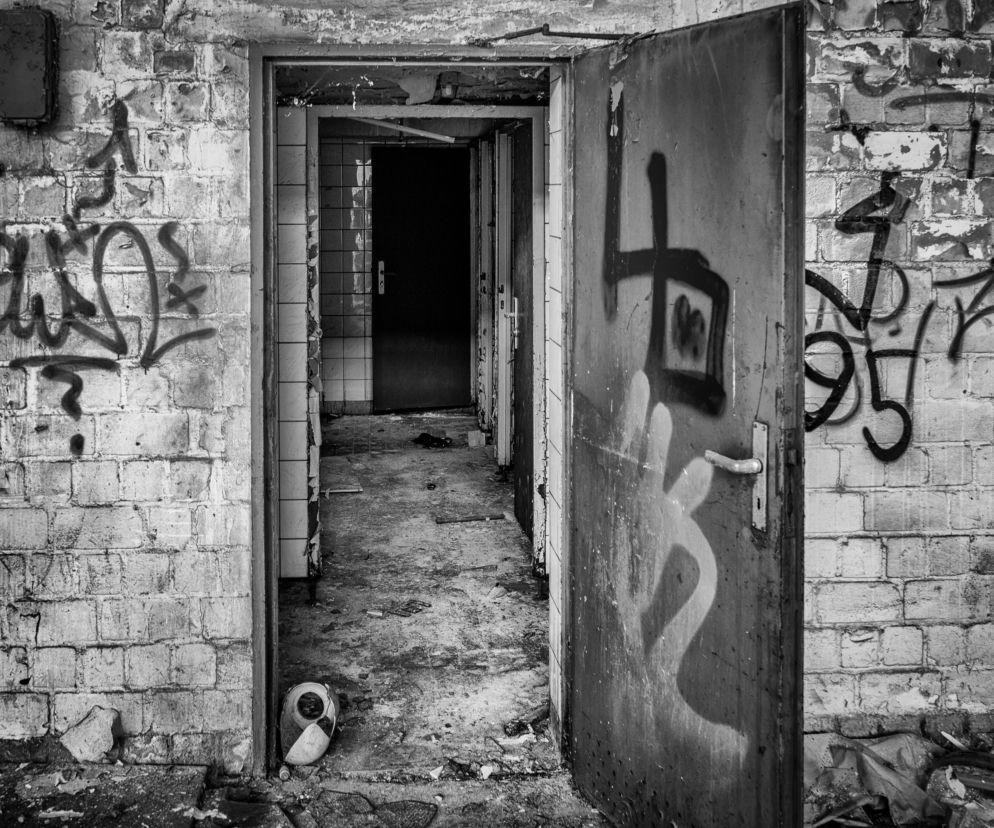 Mężczyzna skonał w piwnicy pełnej fekaliów. Zapadła decyzja w sprawie jego oprawców