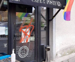 Nazistowskie symbole na placu, na Bielanach
