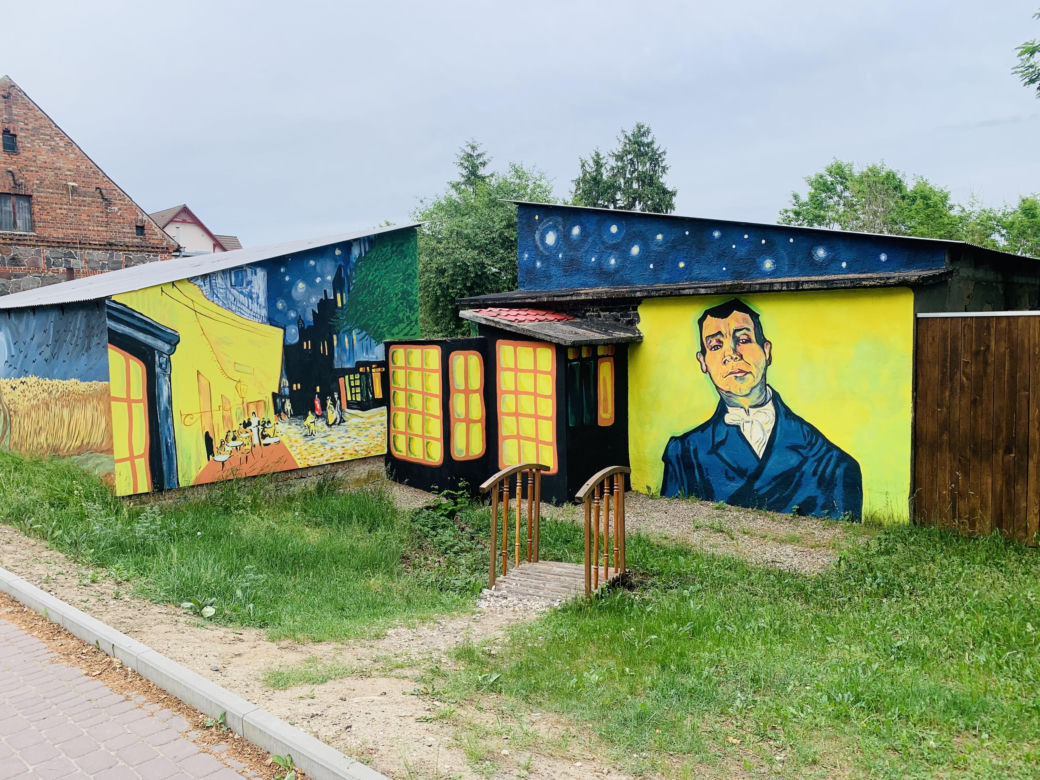 Kolorowe domy inspirowane twórczością Vincenta van Gogha zamieniły wieś liczącą zaledwie stu mieszkańców w prawdziwą atrakcję turystyczną