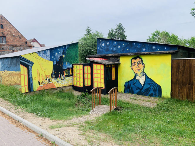 Kolorowe domy inspirowane twórczością Vincenta van Gogha zamieniły wieś liczącą zaledwie stu mieszkańców w prawdziwą atrakcję turystyczną