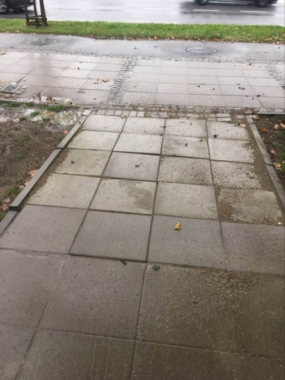 Ten chodnik powstał w jedną noc! Zdenerwowani mieszkańcy wzięli sprawy w swoje ręce