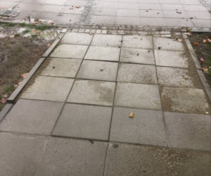 Ten chodnik powstał w jedną noc! Zdenerwowani mieszkańcy wzięli sprawy w swoje ręce