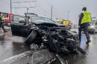 Trzy osoby w szpitalu po zderzeniu dwóch osobówek. Poważny wypadek w Toruniu