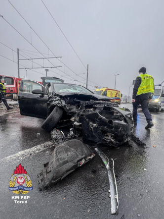 Trzy osoby w szpitalu po zderzeniu dwóch osobówek. Poważny wypadek w Toruniu