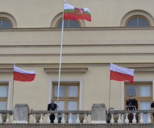Lublin: Flaga miasta opuszczona do połowy masztu. W południe wybrzmiała „Cisza”