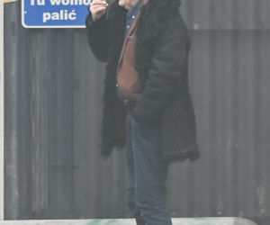 Daniel Olbrychski pali pod zakazem palenia