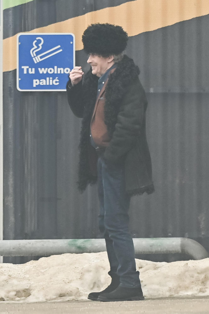 Daniel Olbrychski pali pod zakazem palenia