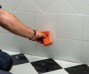 Jak poprawnie usunąć starą fugę i silikon oraz nałożyć nowy? Murator Remontuje