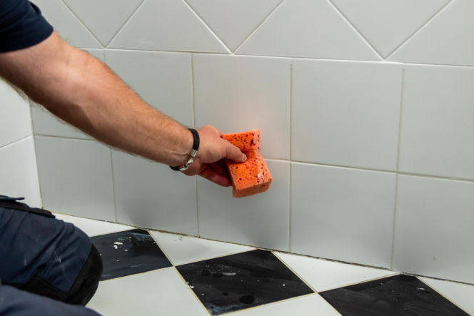 Jak poprawnie usunąć starą fugę i silikon oraz nałożyć nowy? Murator Remontuje