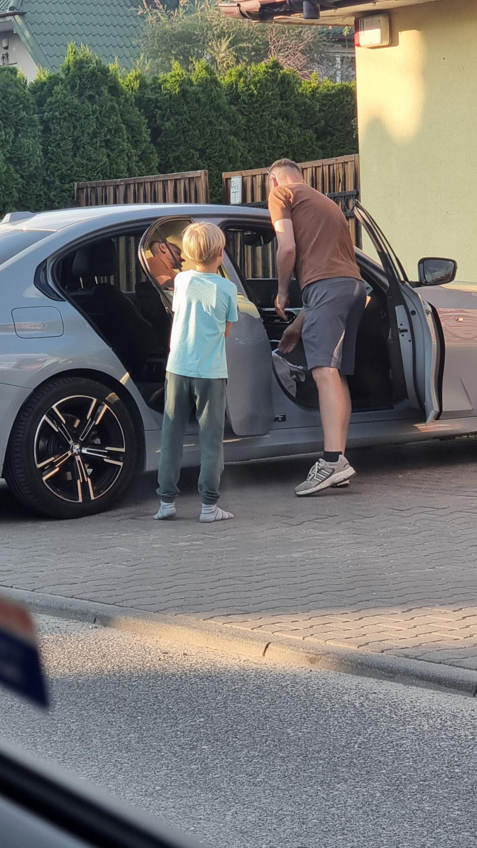 Marcin Mroczek bawi się samolotem