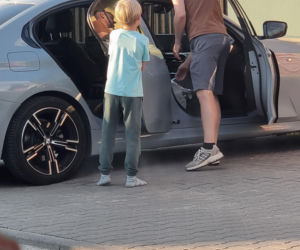 Marcin Mroczek bawi się samolotem