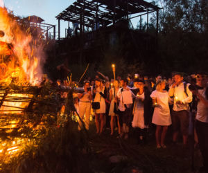 Ogień, wianki i szukanie kwiatu paproci: W Krakowie świętowano Noc Kupały [ZDJĘCIA]