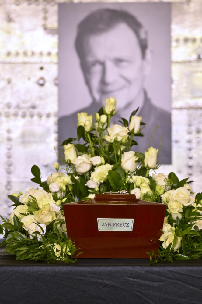 Zaskakujący widok na pogrzebie Frycza. Pojawili się żołnierze