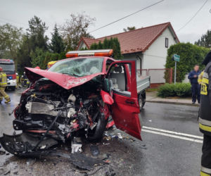 Wypadek w Stróżach. Dostawczak staranowany przez ciężarówkę