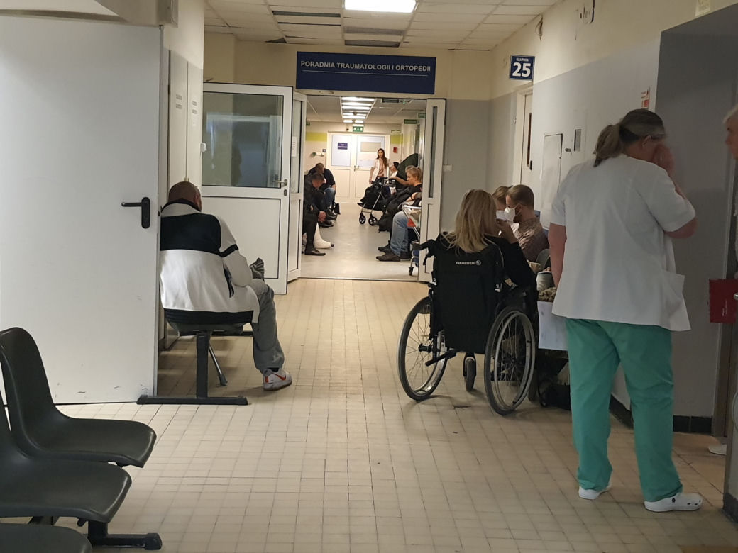 Dramat na SOR-ach w Warszawie. Tłum pacjentów ze złamaniami