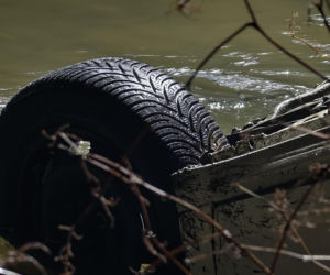 Dachował i wpadł do rzeki