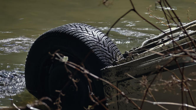 Dachował i wpadł do rzeki