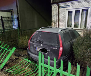 Huk i pęknięta ściana! Citroen wjechał w dom na Południowej w Starachowicach