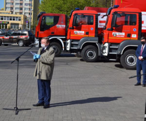 Polscy strażacy wywożą maseczki na wschód