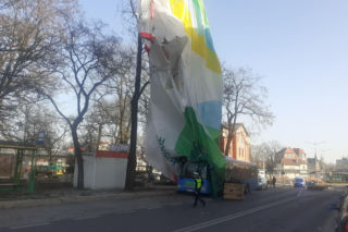 Szokujący wypadek! Balon uderzył w blok, jedna osoba nie żyje