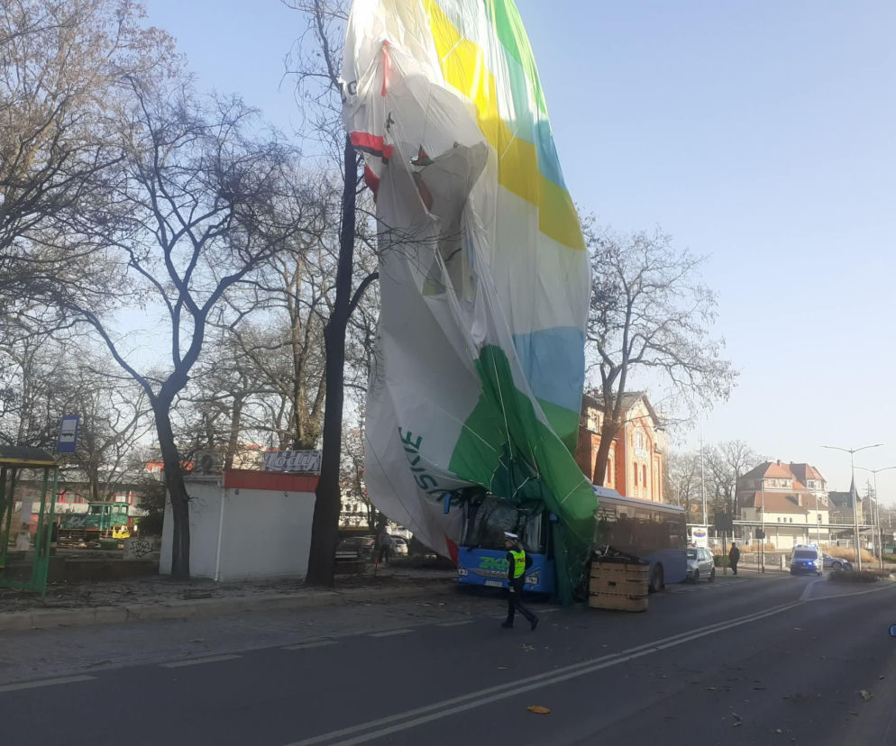 Szokujący wypadek! Balon uderzył w blok, jedna osoba nie żyje
