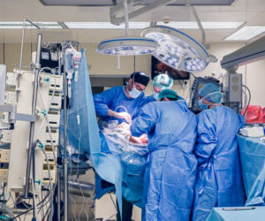 To była jedyna szansa dla 40-latki z olbrzymim guzem. Chirurdzy z Warszawy wykonali pionierską autotransplantację