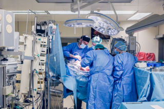 To była jedyna szansa dla 40-latki z olbrzymim guzem. Chirurdzy z Warszawy wykonali pionierską autotransplantację