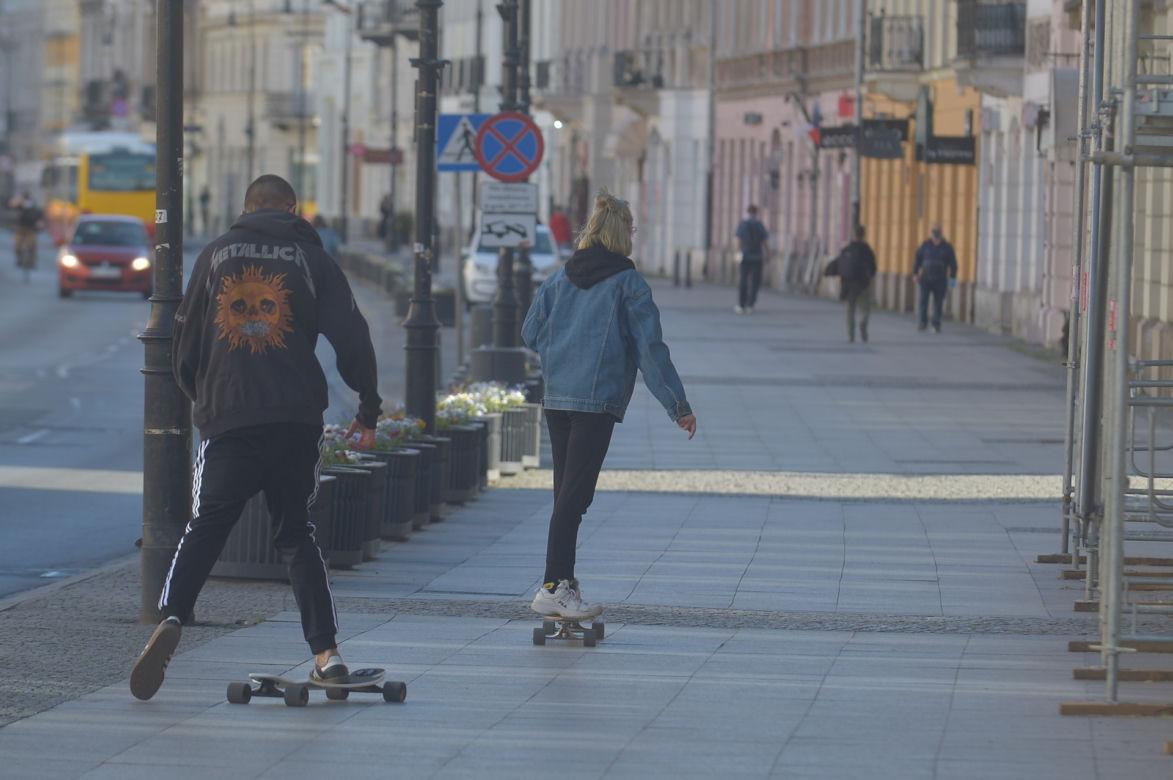 Rolki lub deskorolka