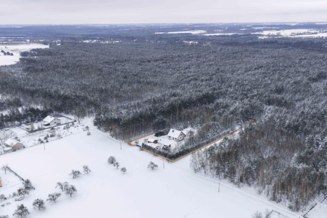 Dom Ziobry zasypany śniegiem czeka na gospodarza