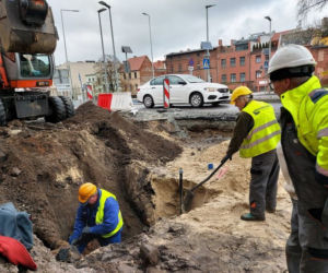 Trwają prace na ul. Kujawskiej. Archeolodzy znaleźli kolejne artefakty na Zbożowym Rynku