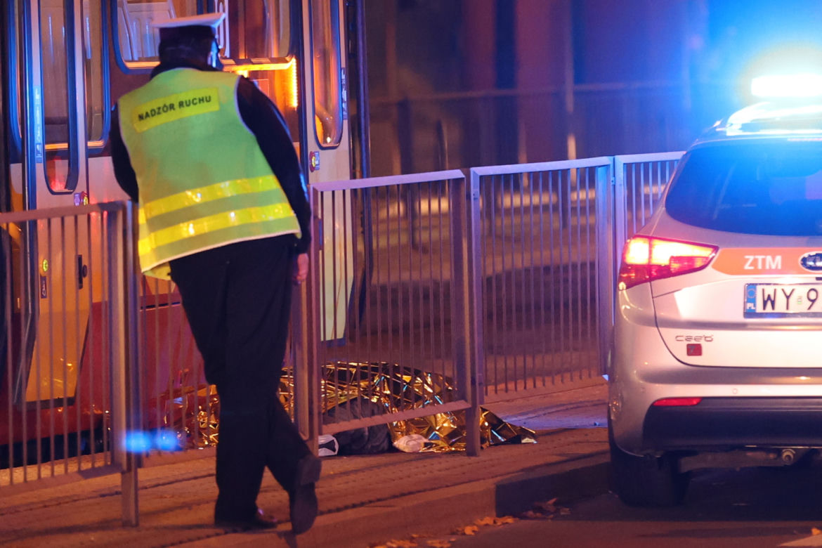 Śmiertelny wypadek w Warszawie. Pieszy zginął pod kołami tramwaju