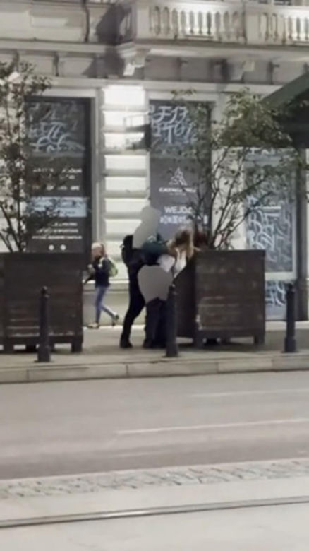 Seks na chodniku w centrum Warszawy. Para oddawała się uniesieniom przy Alejach Jerozolimskich