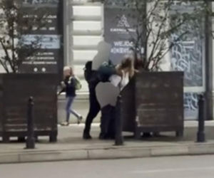Seks na chodniku w centrum Warszawy. Para oddawała się uniesieniom przy Alejach Jerozolimskich