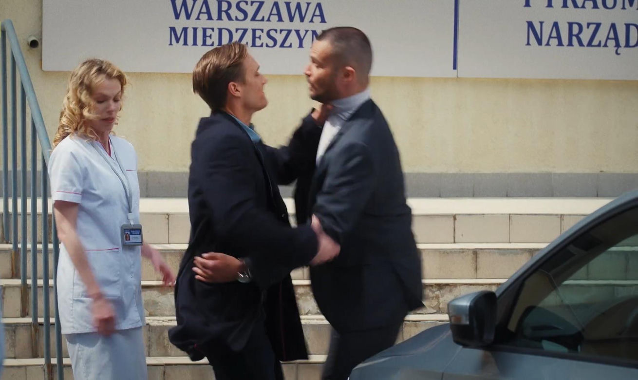 M jak miłość nowy sezon po wakacjach. Olek (Maurycy Popiel), Aleksander Sowiński (Mikołaj Krawczyk), Klaudia (Magdalena Dwurzyńska)