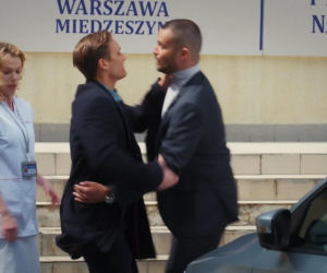 M jak miłość nowy sezon po wakacjach. Olek (Maurycy Popiel), Aleksander Sowiński (Mikołaj Krawczyk), Klaudia (Magdalena Dwurzyńska)