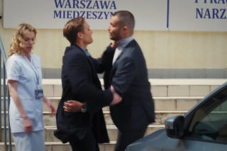 M jak miłość nowy sezon po wakacjach. Olek (Maurycy Popiel), Aleksander Sowiński (Mikołaj Krawczyk), Klaudia (Magdalena Dwurzyńska)